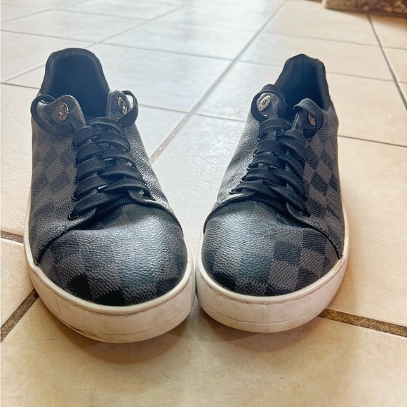 Louis Vuitton Men's Black and Grey
Trainers
Size US 10.5 - Picture 4 of 4